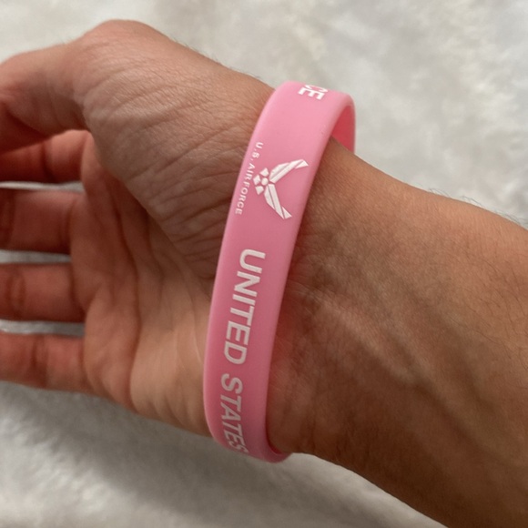 Pink and white United States Air Force silicone bracelet - Picture 4 of 17